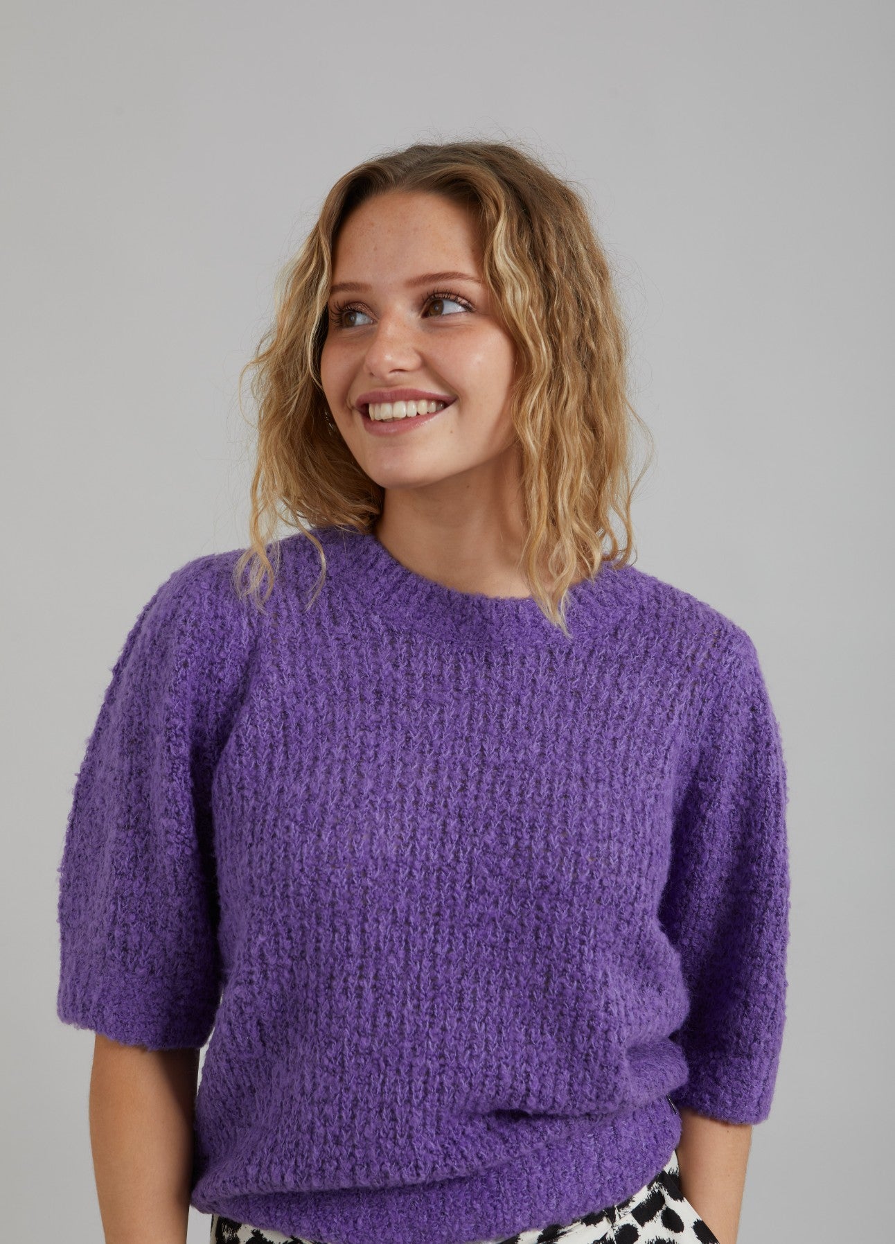 STRIK MED PUFÆRMER - Warm purple