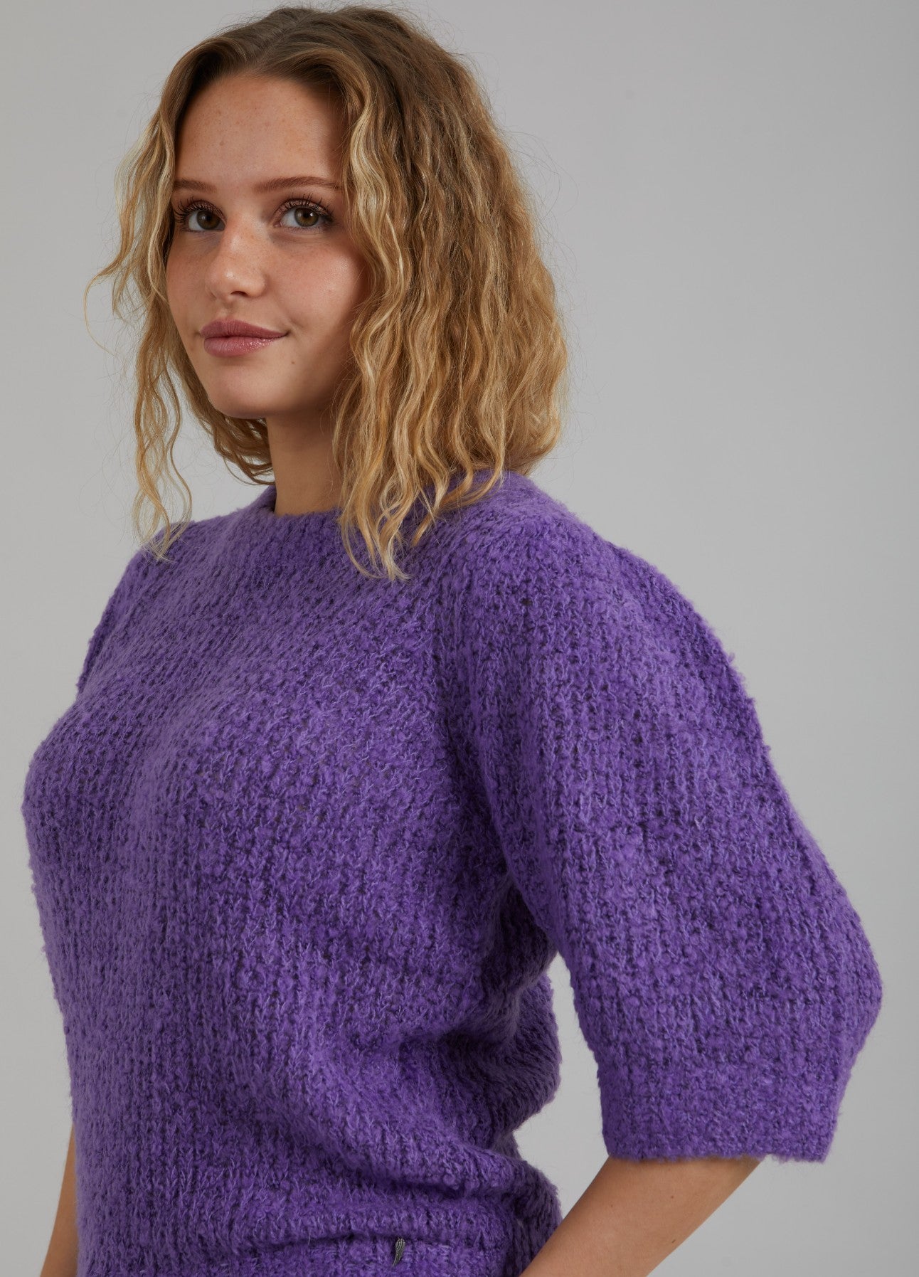 STRIK MED PUFÆRMER - Warm purple