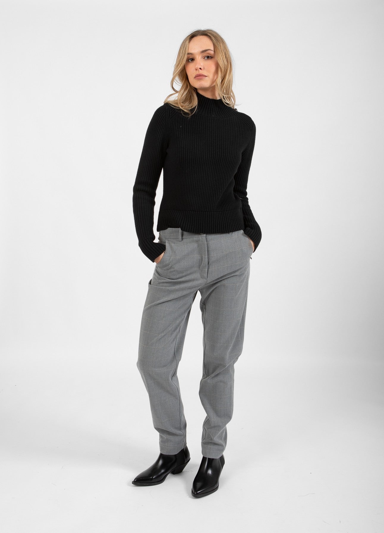 STRIK MED HØJ HALS OG KNAPPER - Black