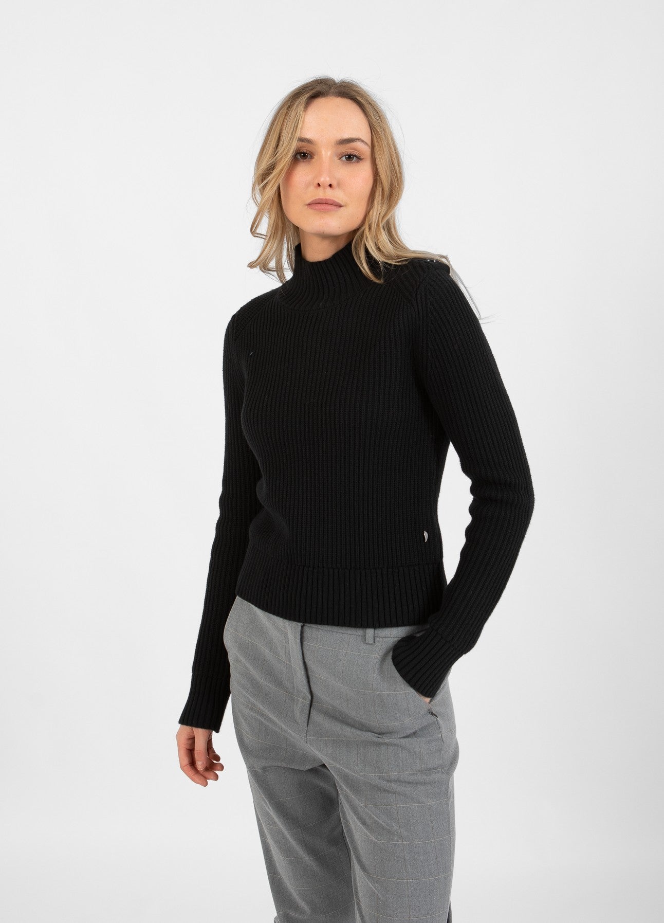 STRIK MED HØJ HALS OG KNAPPER - Black