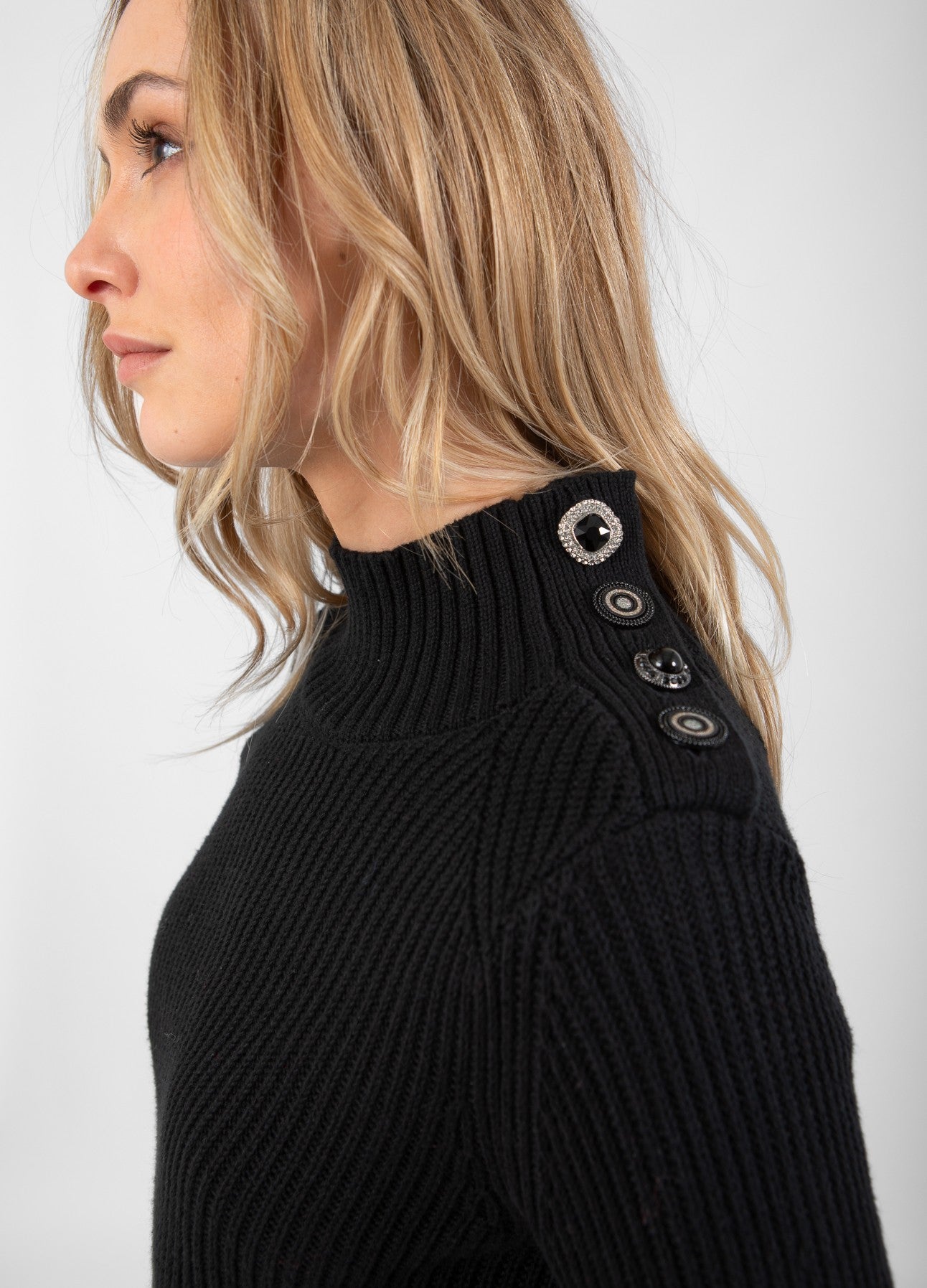 STRIK MED HØJ HALS OG KNAPPER - Black