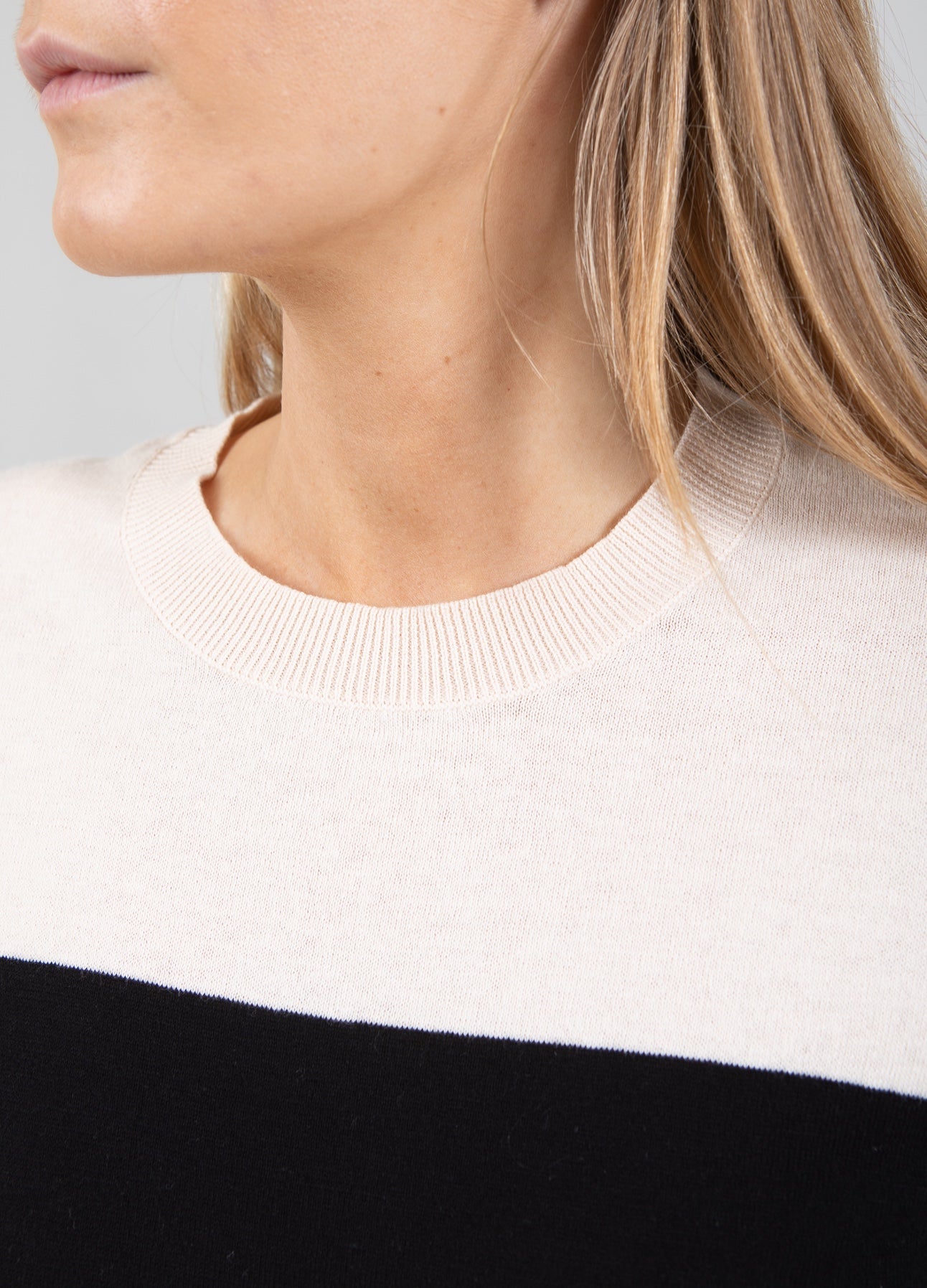 KORTÆRMET STRIKBLUSE I POINTELLE - Black/creme