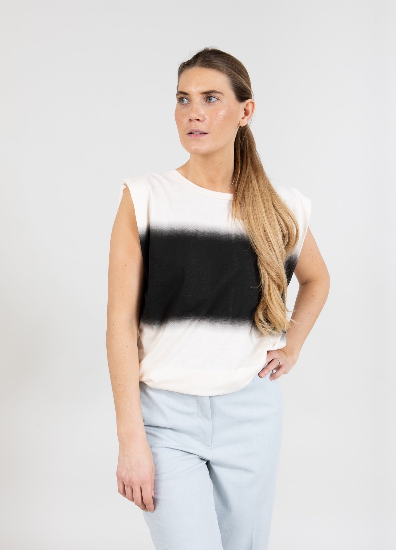 T-SHIRT MED SLØRET STRIBE - Creme/black stripes