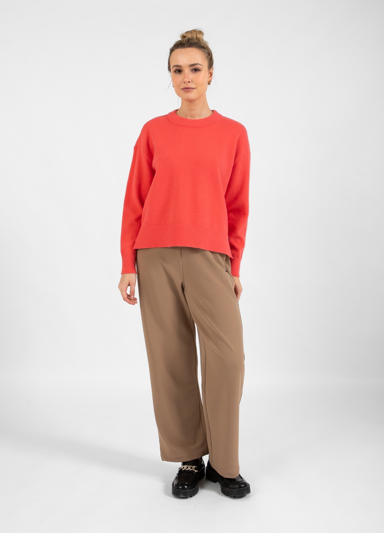 TRØJE MED RUND HALSUDSKÆRING - COMFY KNIT - Hot coral
