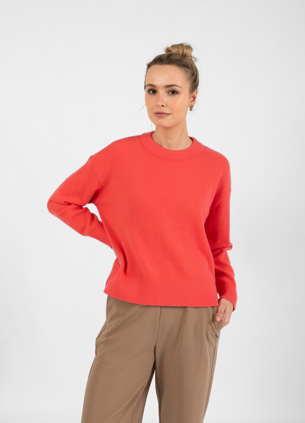 TRØJE MED RUND HALSUDSKÆRING - COMFY KNIT - Hot coral