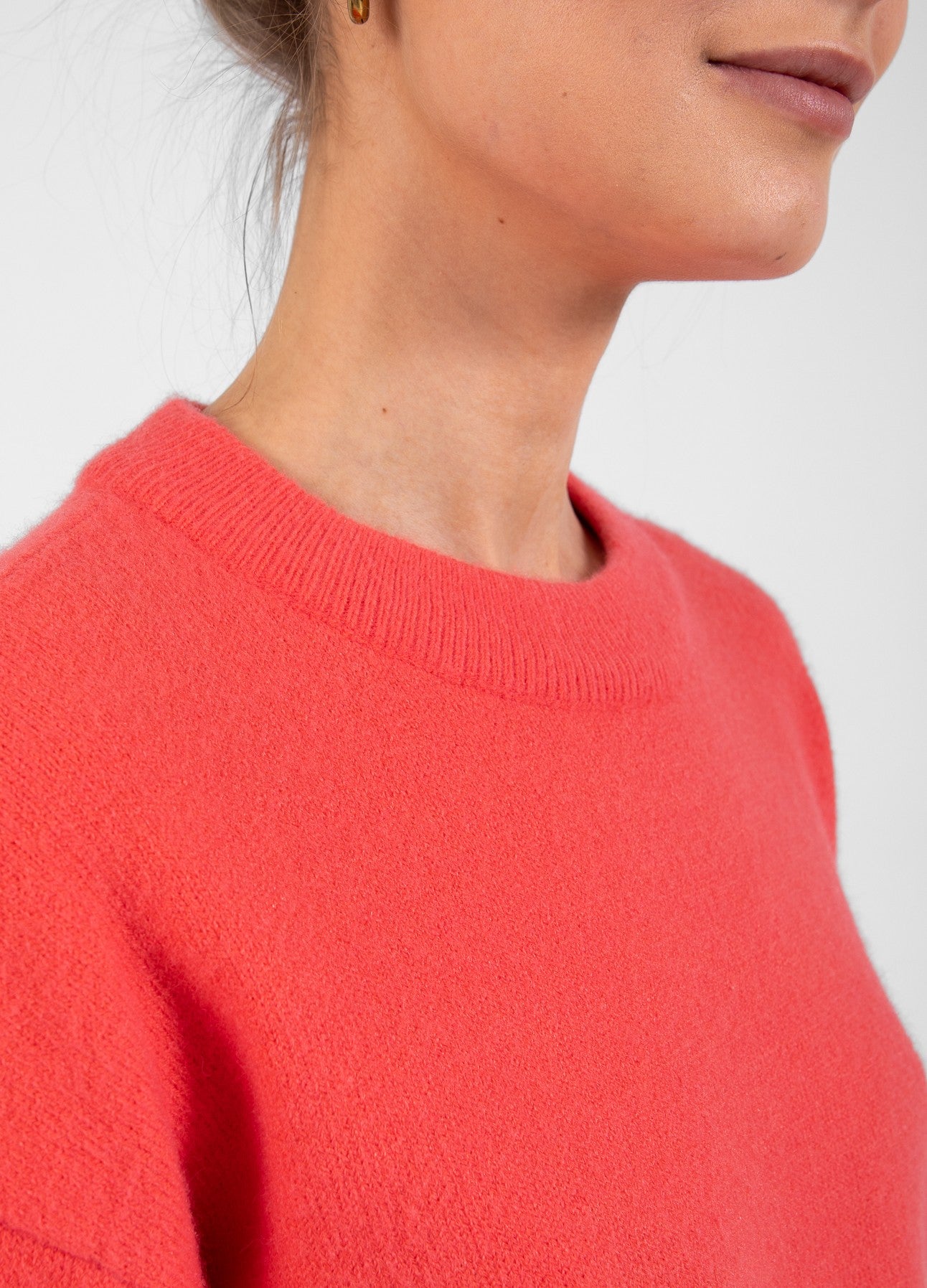 TRØJE MED RUND HALSUDSKÆRING - COMFY KNIT - Hot coral