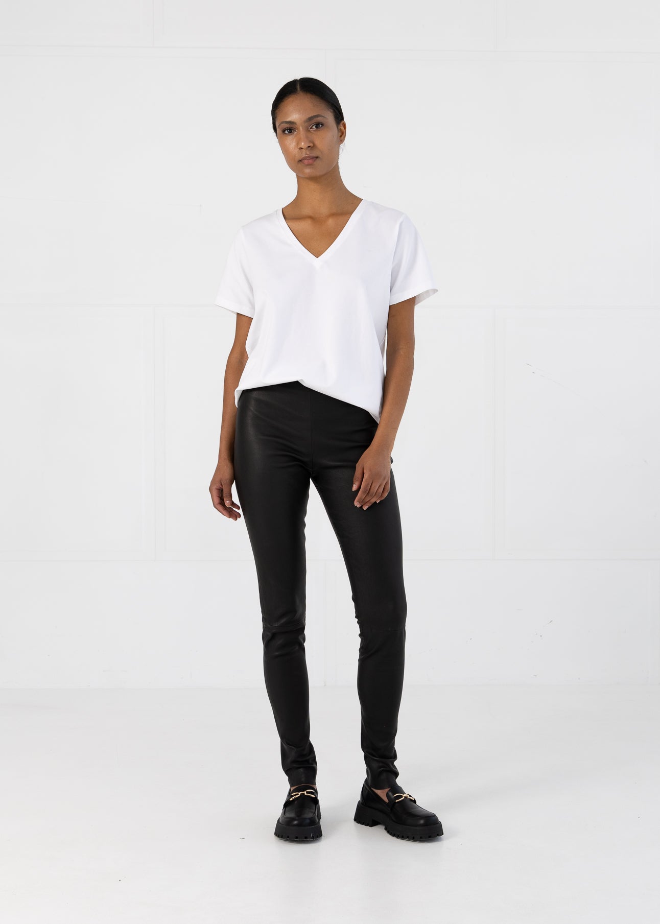 T-SHIRT MED V-UDSKÆRING - MELLEMLANGE ÆRMER - White