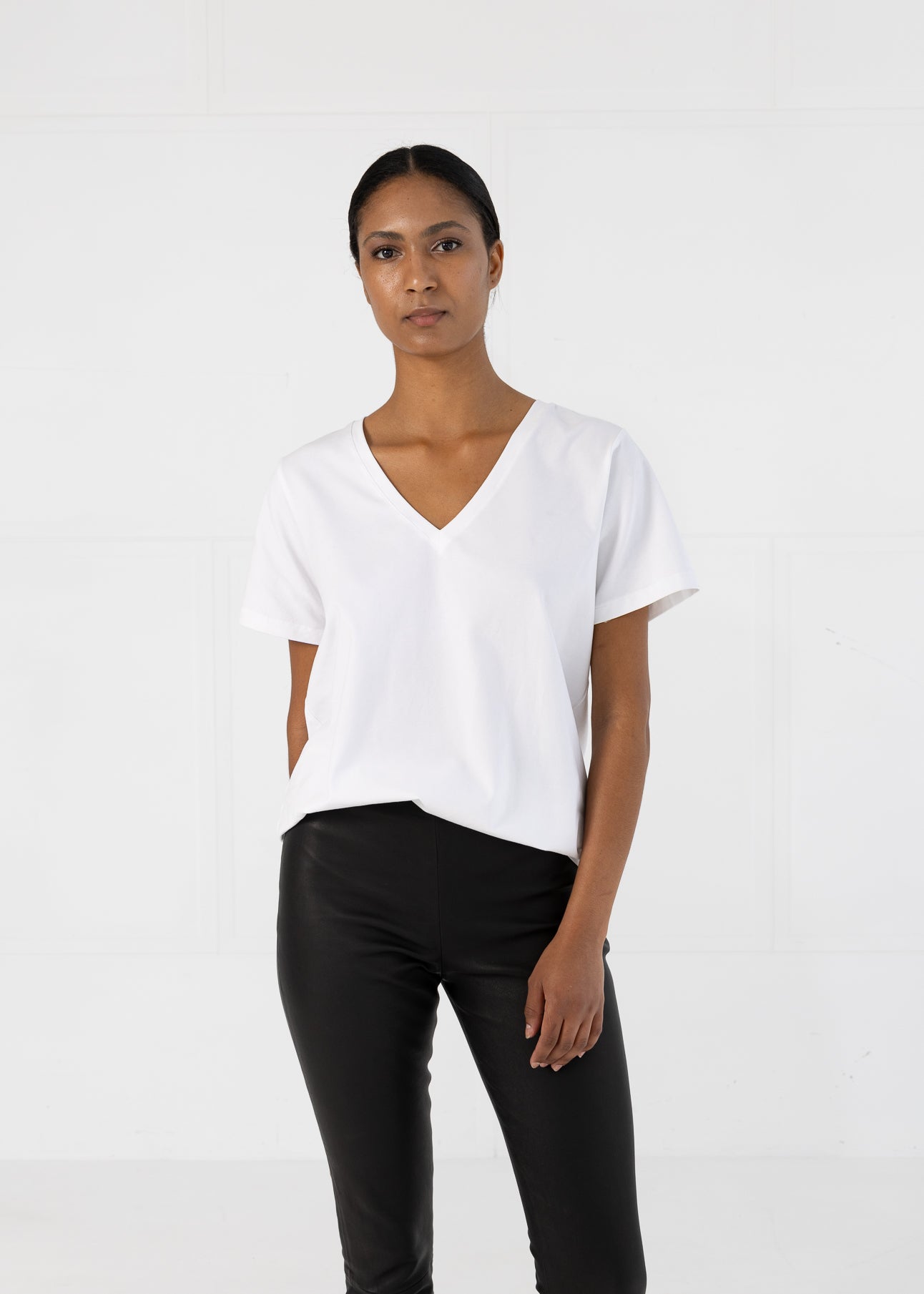T-SHIRT MED V-UDSKÆRING - MELLEMLANGE ÆRMER - White