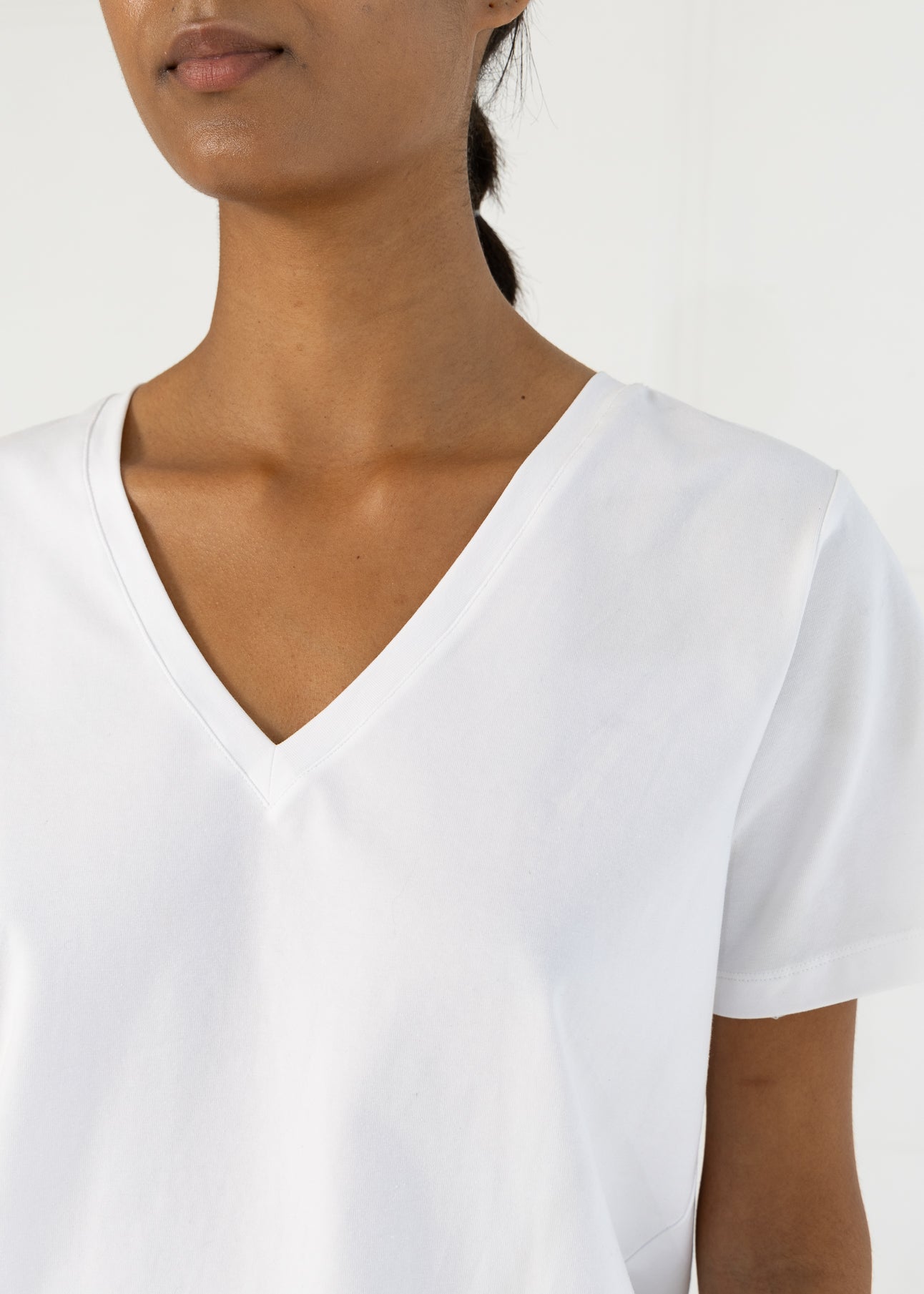 T-SHIRT MED V-UDSKÆRING - MELLEMLANGE ÆRMER - White
