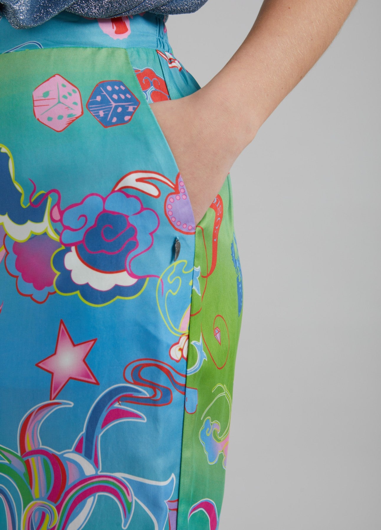 BUKSER M. GAME ON PRINT - SILLE FIT - Game on print