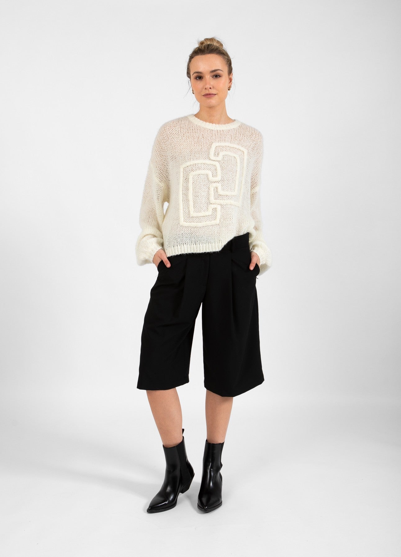 STRIK MED STORT EMBLEM - Creme