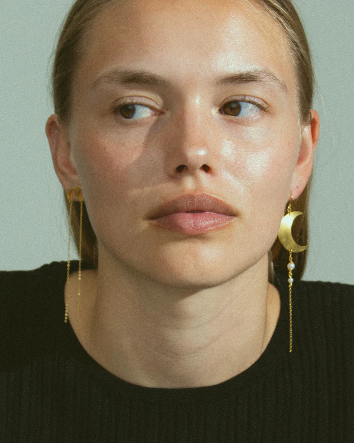 half-moon-earring-with-pearl-chain-left-gold_1.png Half Moon Earring with pearl chain Left - Gold