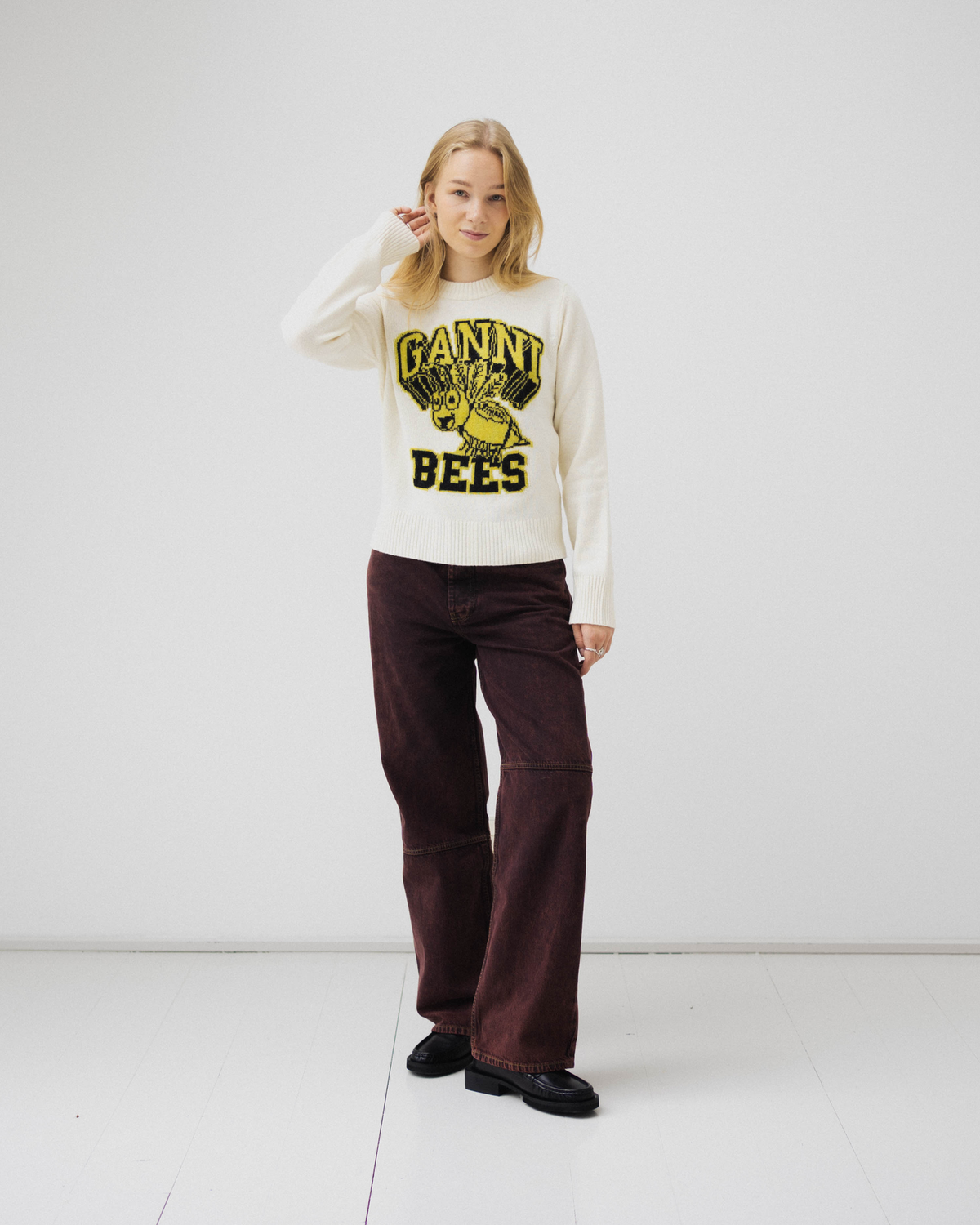 graphic-o-neck-pullover-bees-egret_1.png Graphic O-neck Pullover Bees - Egret