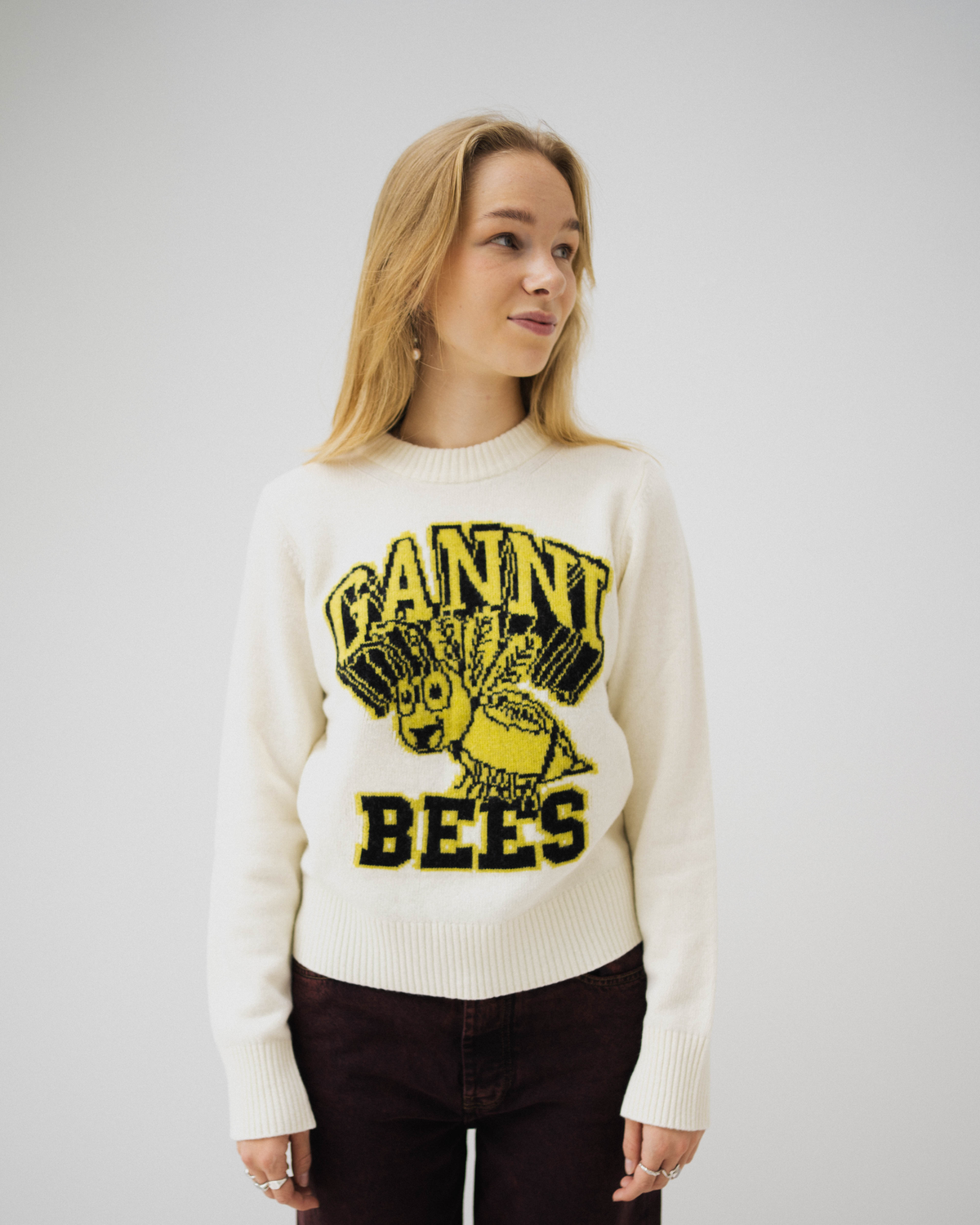 graphic-o-neck-pullover-bees-egret_2.png Graphic O-neck Pullover Bees - Egret