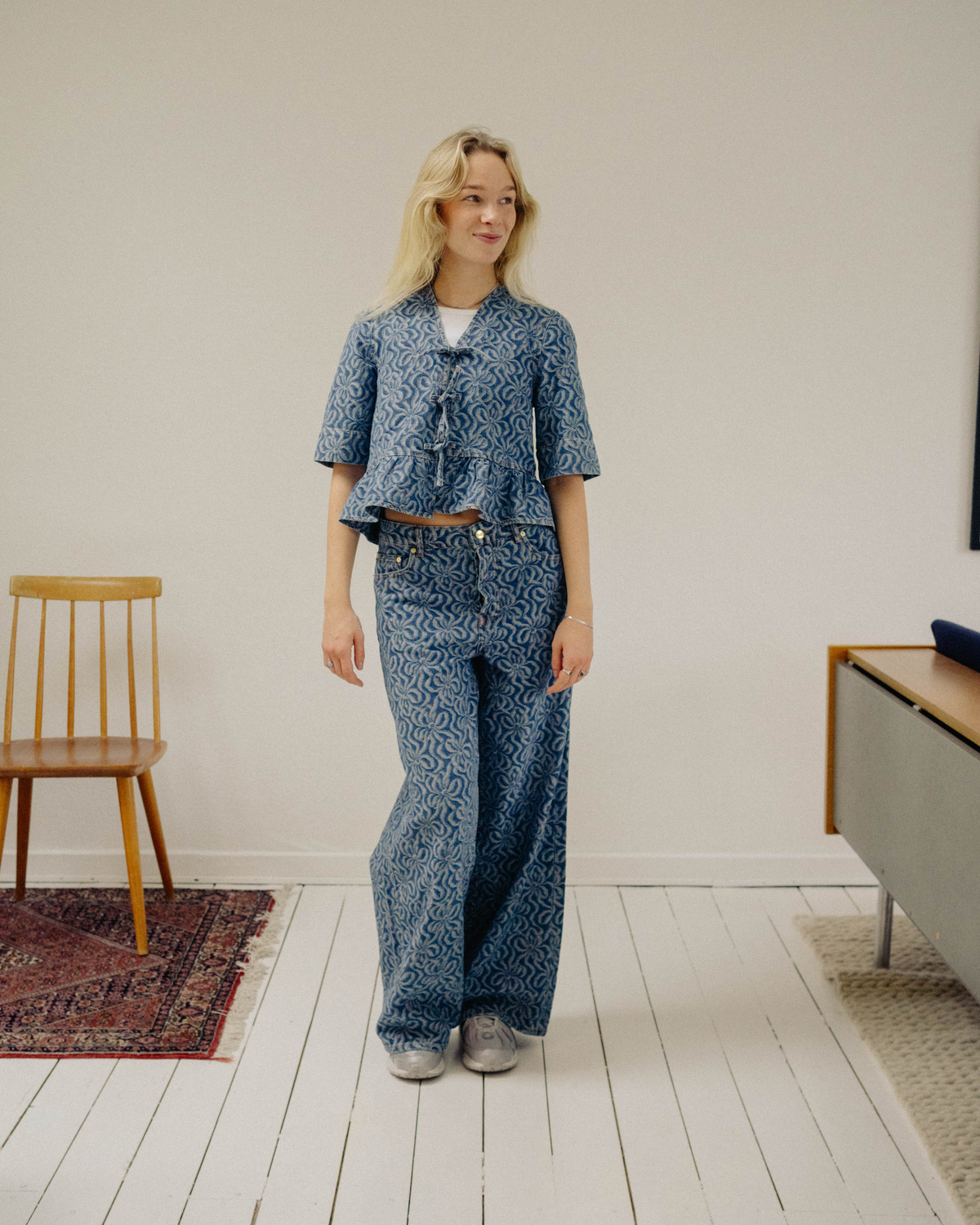 jacquard-denim-flounce-tie-blouse-mid-blue-stone_1.png Jacquard Denim Flounce Tie Blouse - Mid Blue Stone Rabat