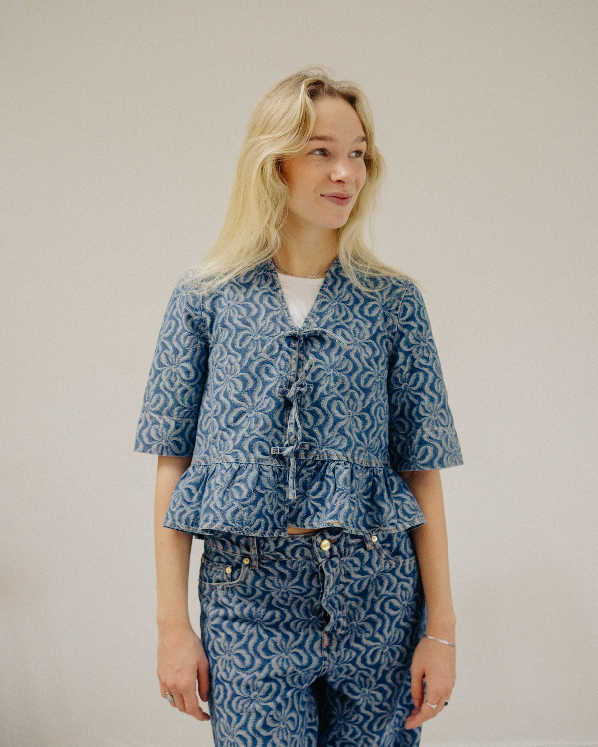 jacquard-denim-flounce-tie-blouse-mid-blue-stone_2.png Jacquard Denim Flounce Tie Blouse - Mid Blue Stone Rabat