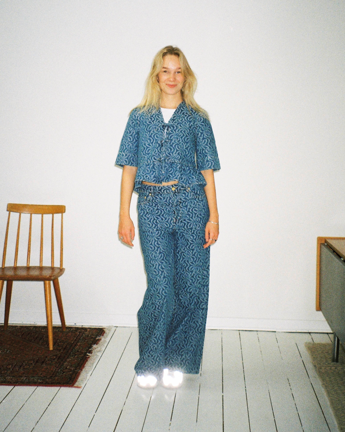 jacquard-denim-flounce-tie-blouse-mid-blue-stone_3.png Jacquard Denim Flounce Tie Blouse - Mid Blue Stone Rabat