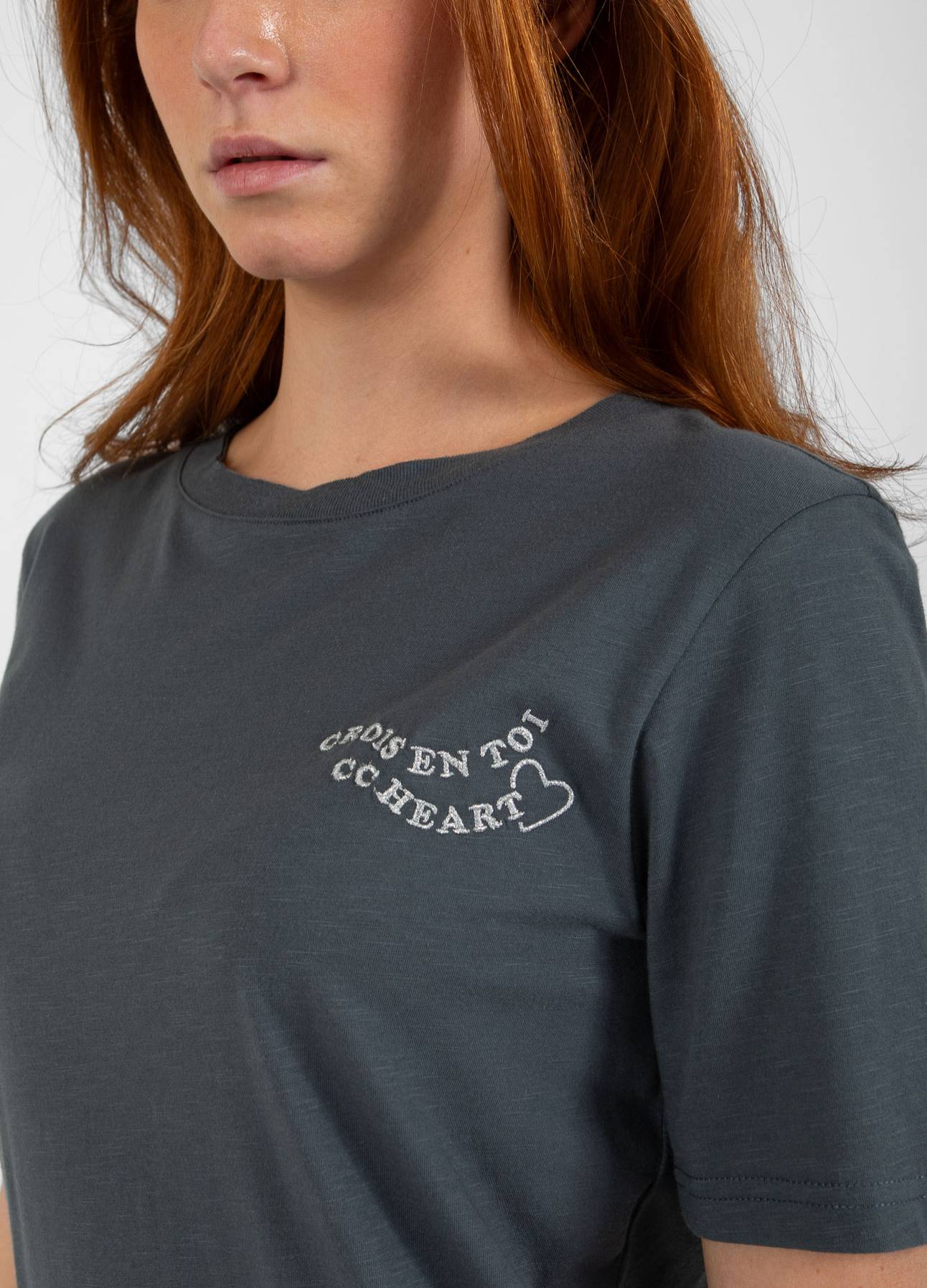 CC HEART TOI T-SHIRT - MELLEM ÆRME - Dark Stone Grey