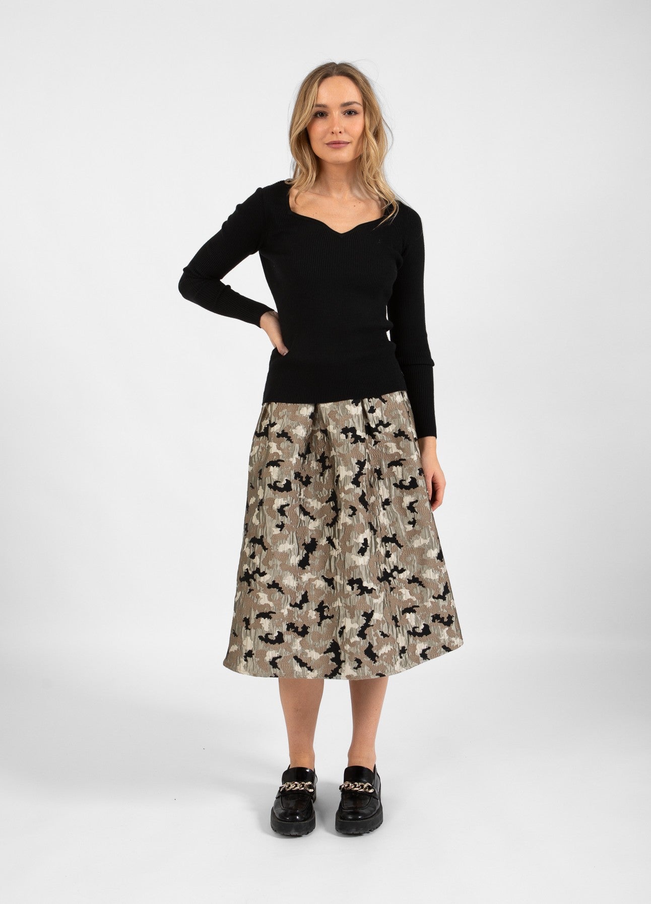 STRIK MED HJERTEFORMET HALS - Black Levere