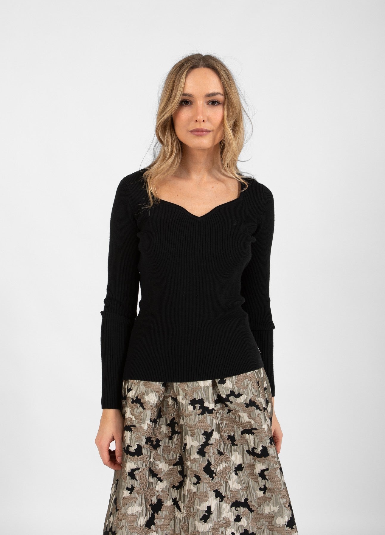 STRIK MED HJERTEFORMET HALS - Black Levere