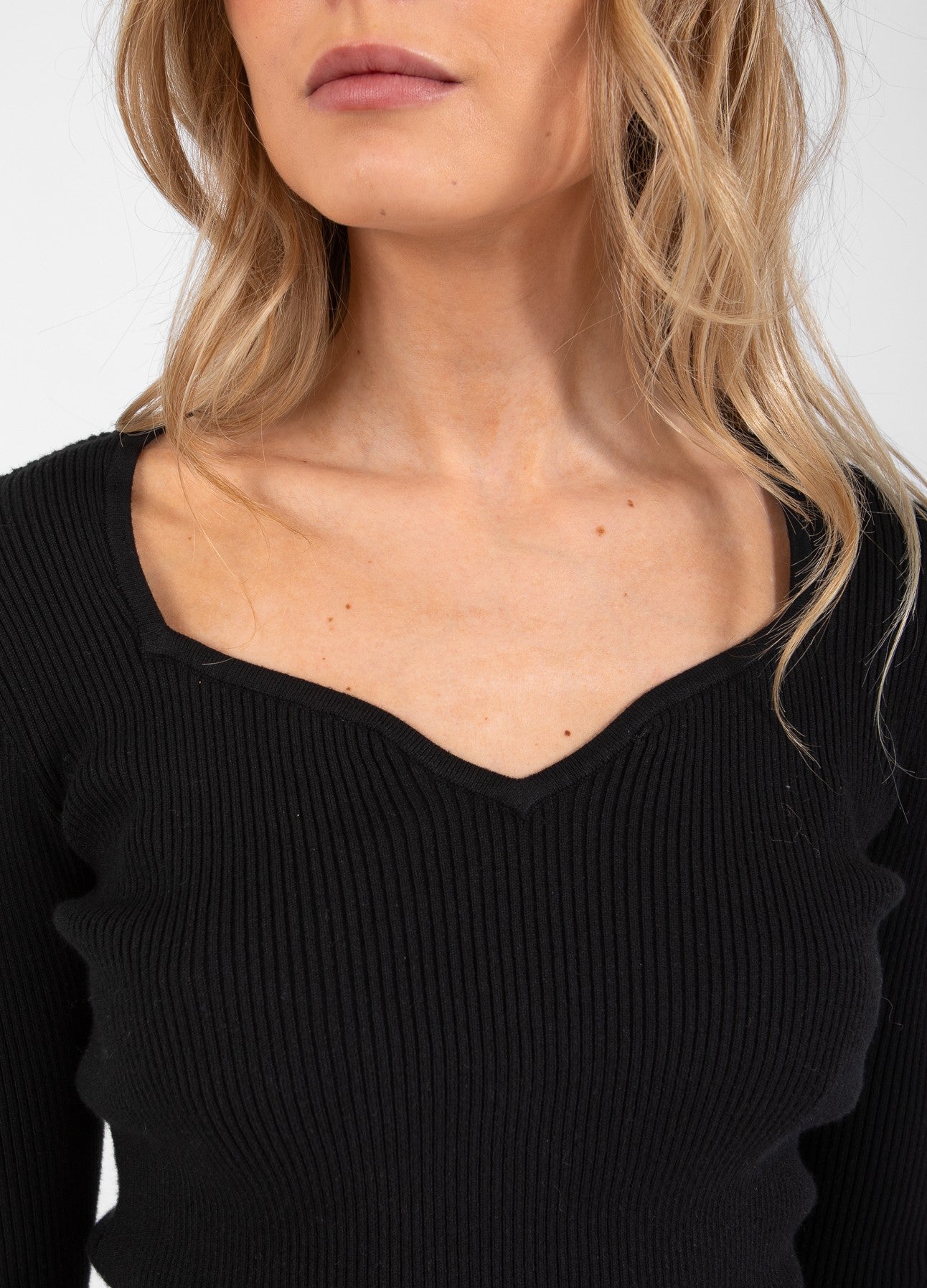 STRIK MED HJERTEFORMET HALS - Black Levere