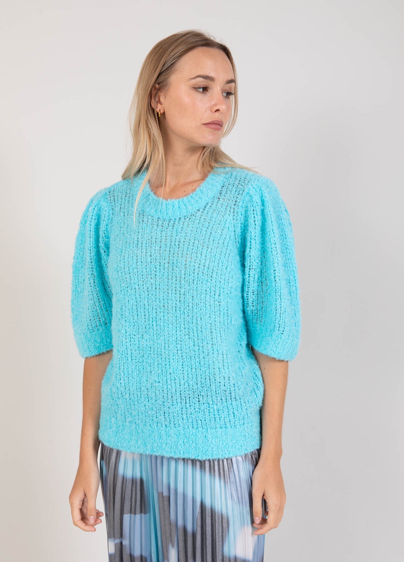 STRIK MED PUFÆRMER I BOUCLÉ - Aqua blue