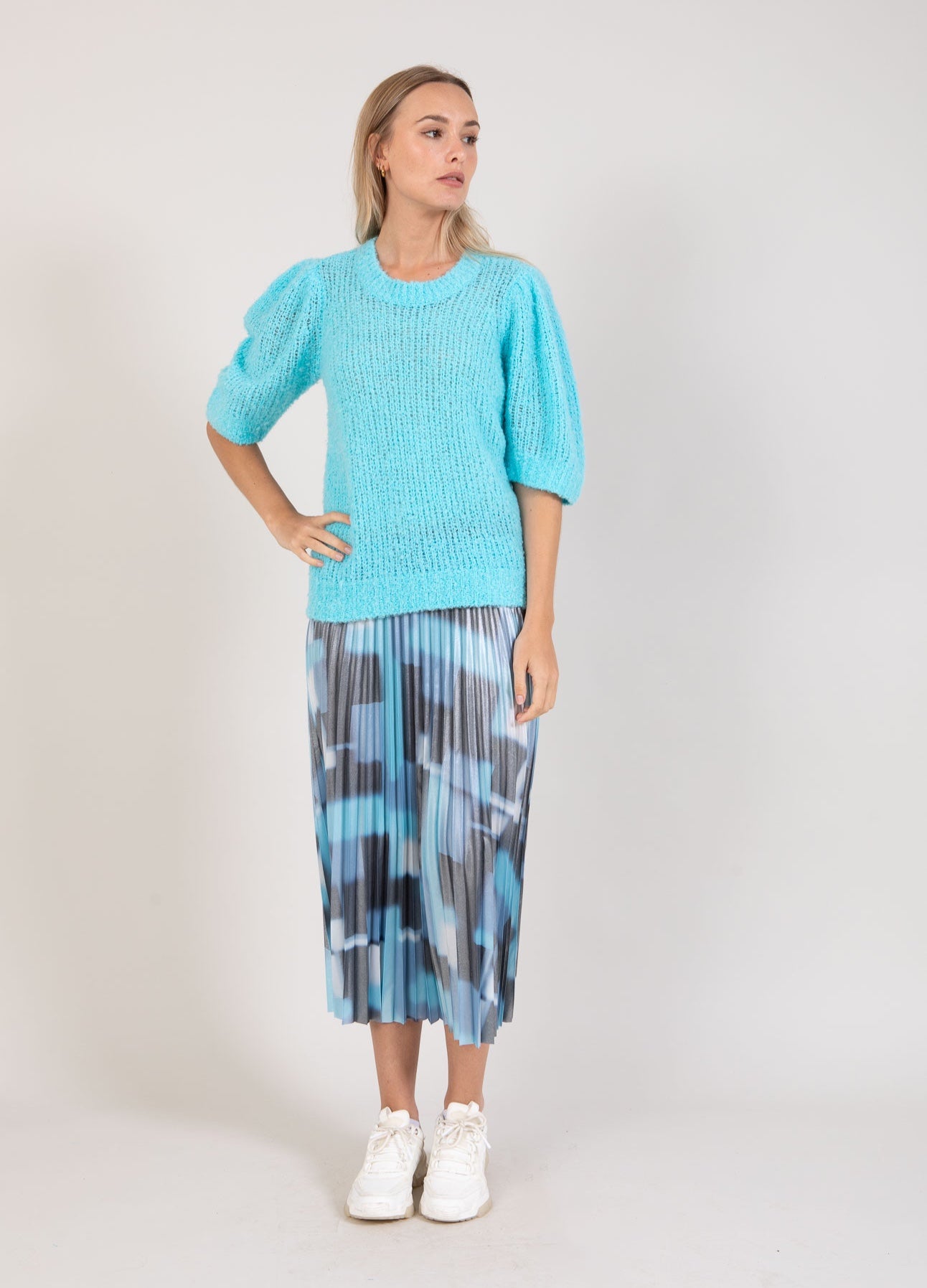 STRIK MED PUFÆRMER I BOUCLÉ - Aqua blue