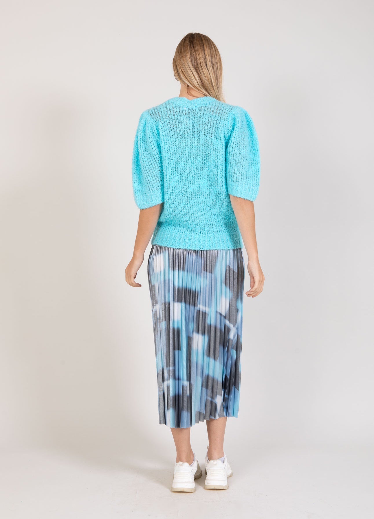 STRIK MED PUFÆRMER I BOUCLÉ - Aqua blue