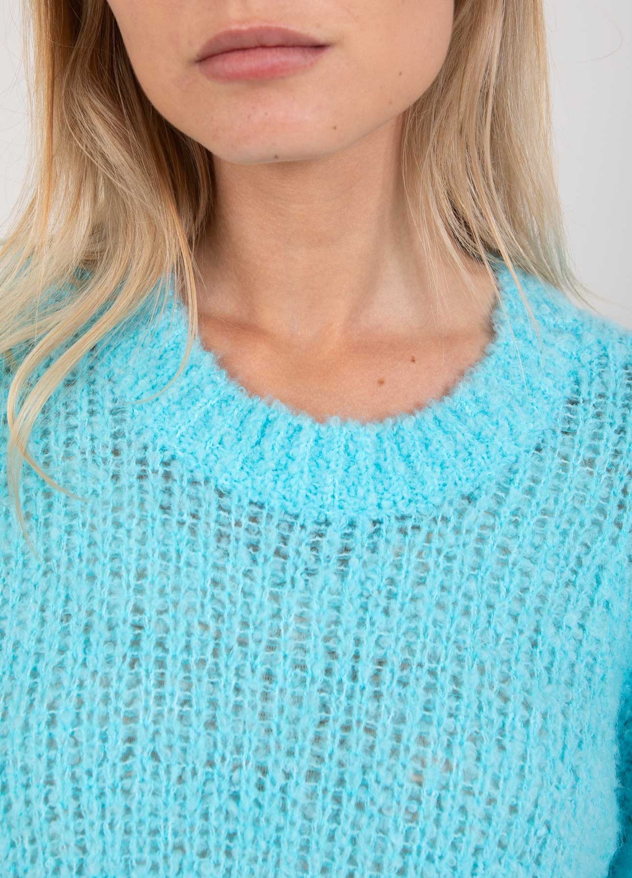 STRIK MED PUFÆRMER I BOUCLÉ - Aqua blue