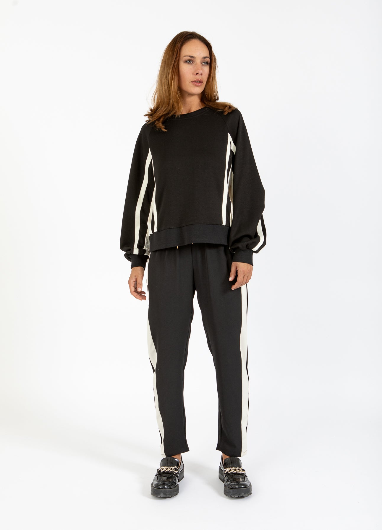 SPORTY BUKSER MED SIDELÆG - SILLE FIT - Creme / black