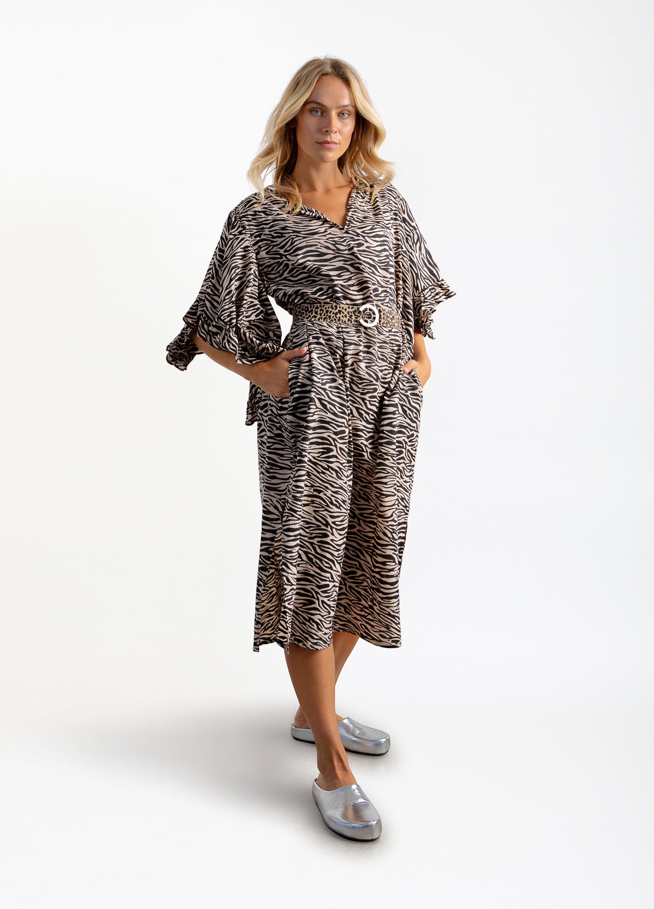 KJOLE MED RYNKÆRMER I ZEBRA PRINT - Zebra print