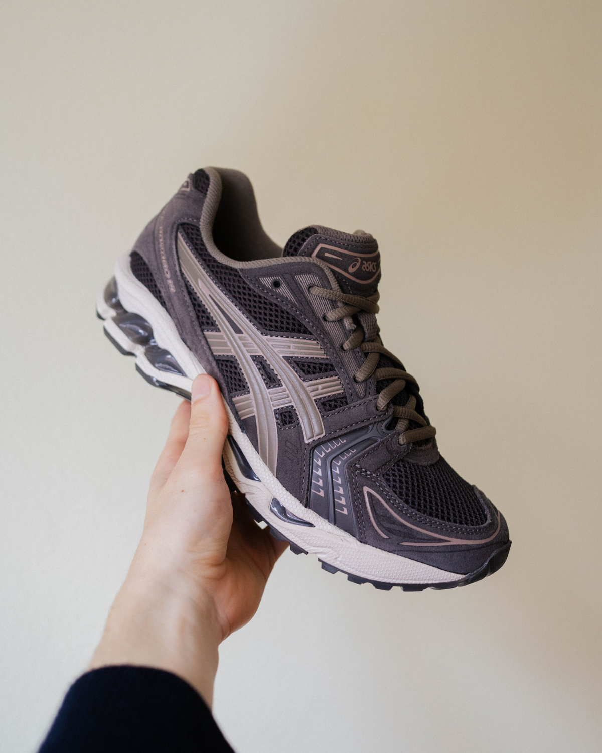 anna-vilma-gel-kayano-14-dark-sepia-dark-taupe_1.png Anna Vilma - Gel-Kayano 14 - Dark Sepia/Dark Taupe