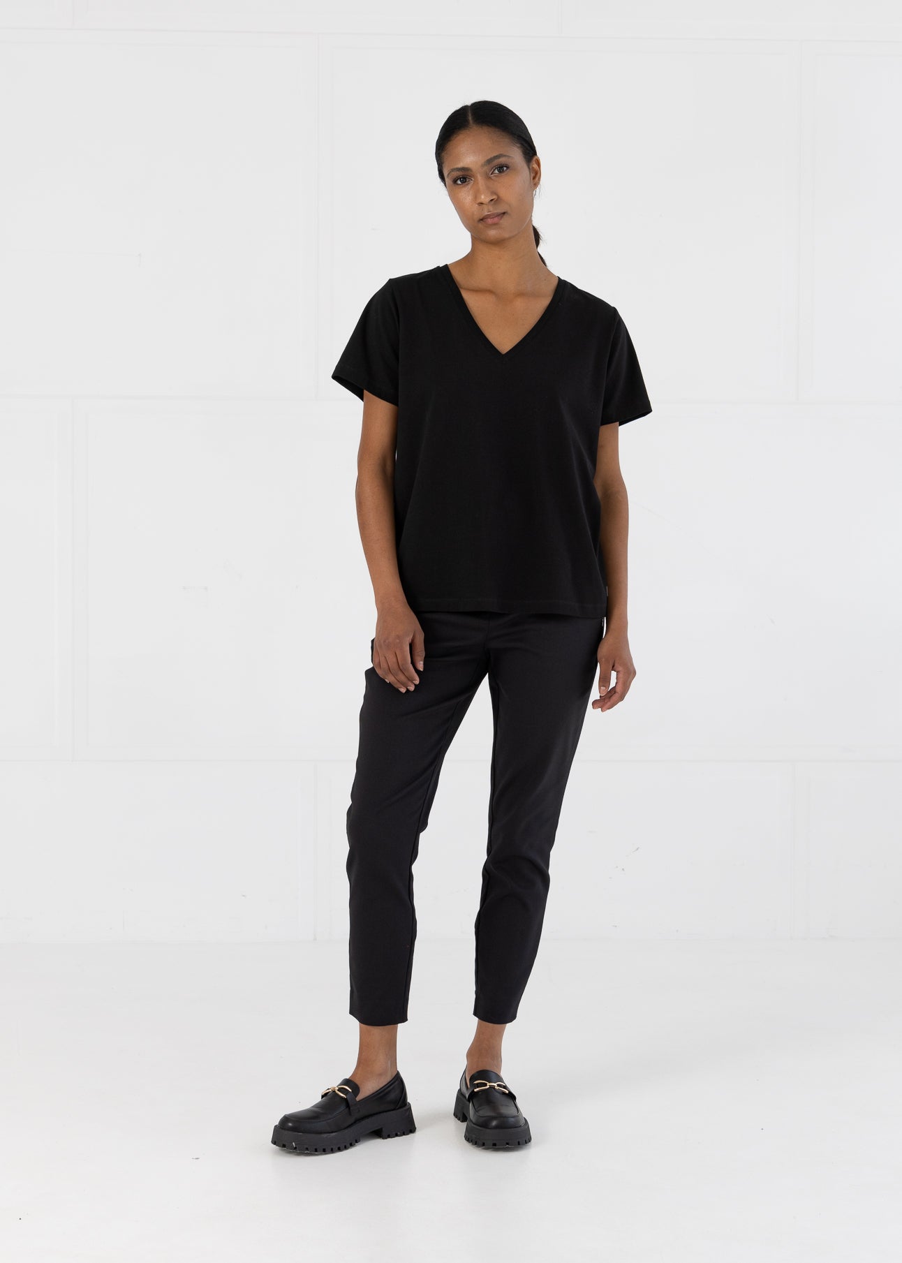 T-SHIRT MED V-UDSKÆRING - MELLEMLANGE ÆRMER - Black Udsalg